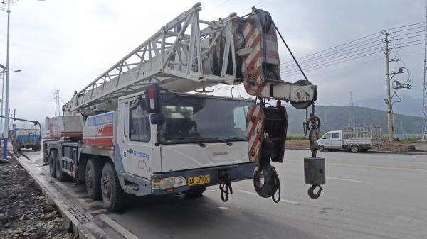 Poids de levage maximal 16t 11 ans Zoomlion QY50V5 50t Grue de camion Modèles populaires