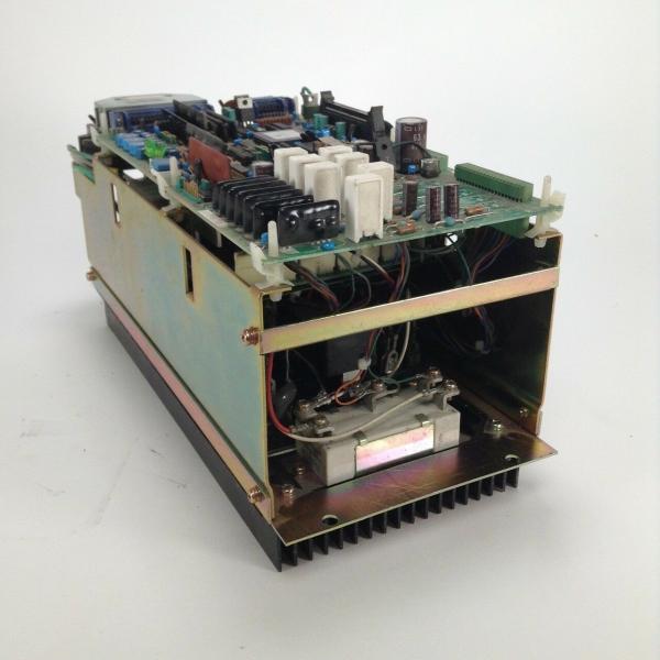 РЕГУЛЯТОР ОСИ CNC РЕГУЛЯТОРА CACR-SR SERVOCONTROL SERVOPACK YASKAWA CACR-SR03SZ1SSY215