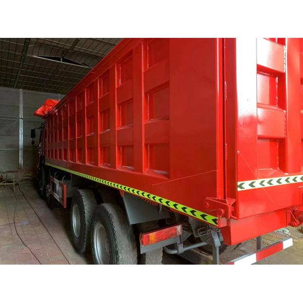 Используемая реклама перевозит тело на грузовиках тележки 371hp самосвала 8*4 HOWO правое управляя 7.3*2.45*1.5m