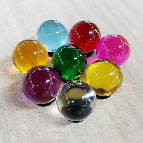 Compre diretamente a fabricação do ofício de China as melhores crianças da casa do preço bola acrílica clara do brinquedo da resina do jogo da bola 50MM bola acrílica colorida