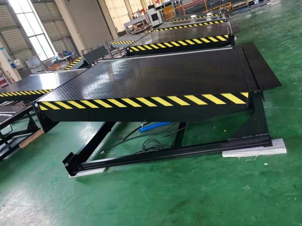 L'embarcadère intégré hydraulique soulève la conception sûre de Smart d'anti dérapage de niveleur pour le parc logistique