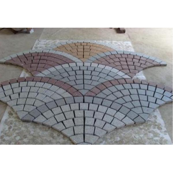 Камни естественной подъездной дороги вымощая, камни темной серой красной порфиры внешние вымощая