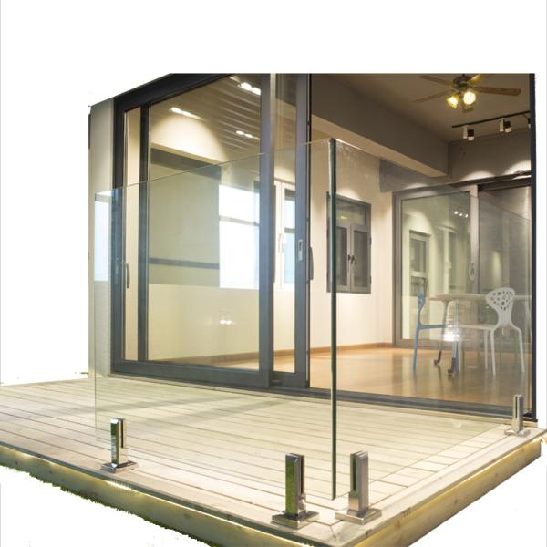 Limpando com jato de areia a balaustrada de alumínio inoxidável do metal da escada do plexiglás