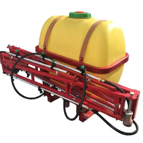 Трактор сельскохозяйственного назначения сочетается с трактором распылителем