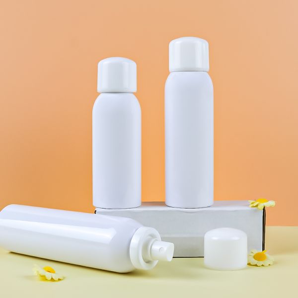 White Plastic Spray Bottle with Fine Mist Sprayer and Leak-Resistant Pump for Customizable Skincare and Haircare Applications