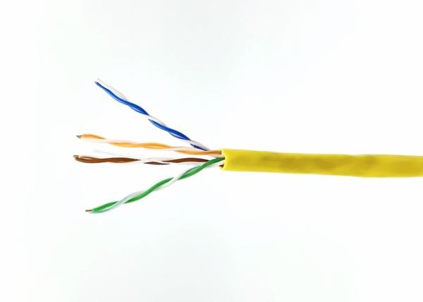 O PVC amarelo do cabo maioria interno de UTP CAT5E torceu o fio para o computador do PC dos trabalhos em rede