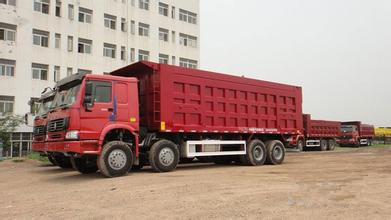 371hp Howo 8x4 tipper truck / dumper truck HW76 cab with one berth 7m length