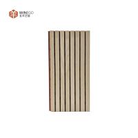 Traitement acoustique élégant avec panneaux en bois rainurés pour l'architecture moderne