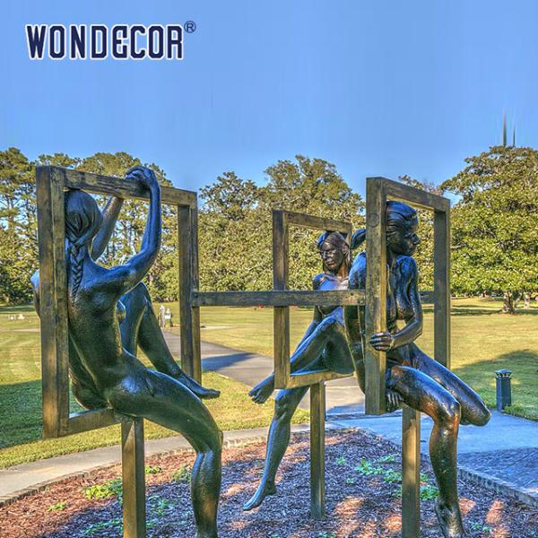 Escultura ao ar livre Estátua de bronze de uma mulher elegantemente sentada