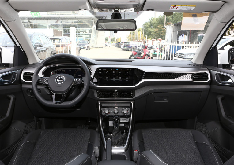 Мест двери 5 автоматической Shushi VW версии T-креста 2023 1.5L небольшой бензин SUV 5