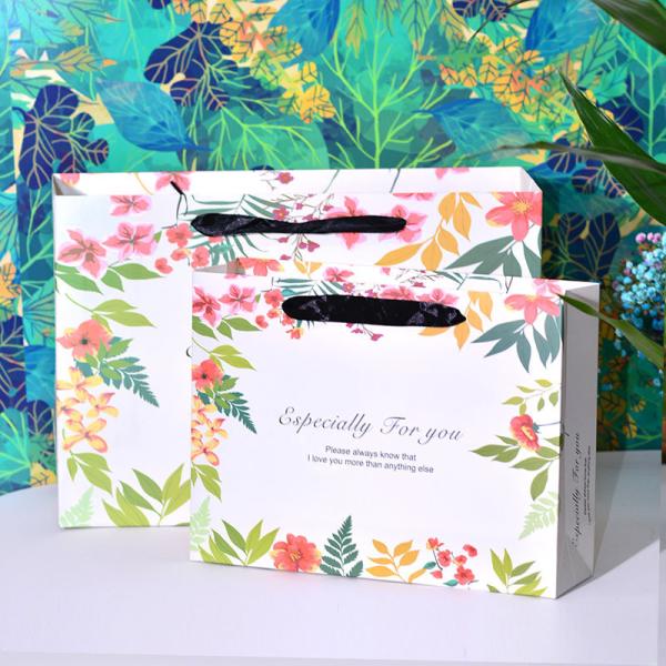 Le cru laisse les sacs de transporteur imprimés de cadeau avec des poignées de