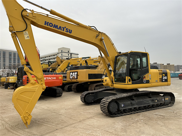 Использованный экскаватор Komatsu PC240LC-8 с рабочей массой 25130 кг