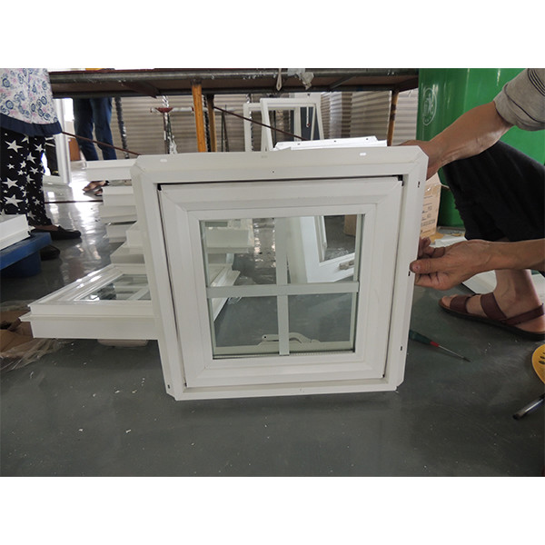 Сверху подвешенное окно с наружным винтом UPVC