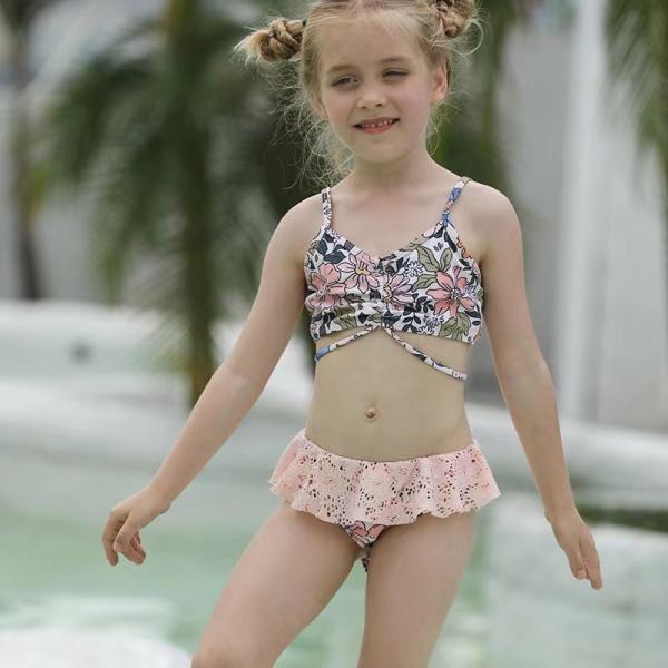 O roupa de banho das crianças impressas cor-de-rosa rachadas dos ternos nadadores das meninas ata o xaile biquini de três partes