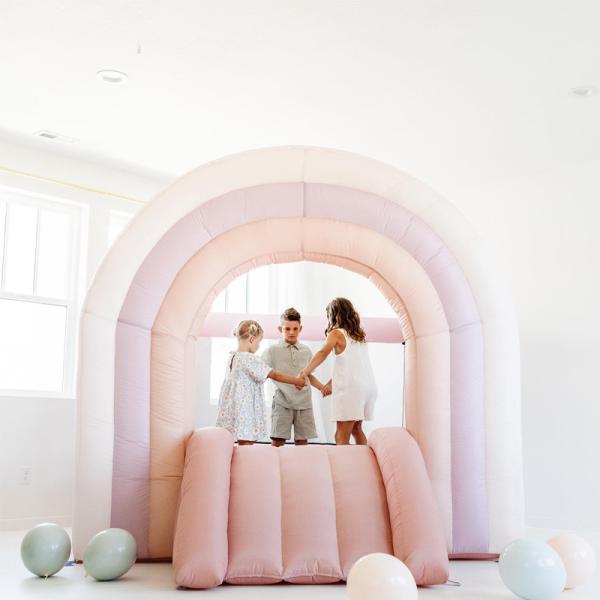 Детей дома скачки детей крупного плана товарного сорта бассейн шарика дома прыжка крытых раздувных крытый