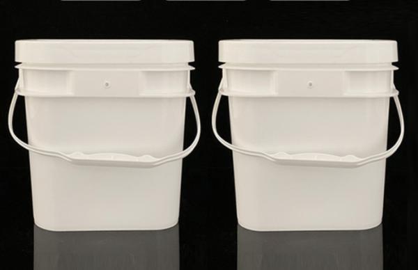 Gérer un récipient en plastique carré de 10 litres