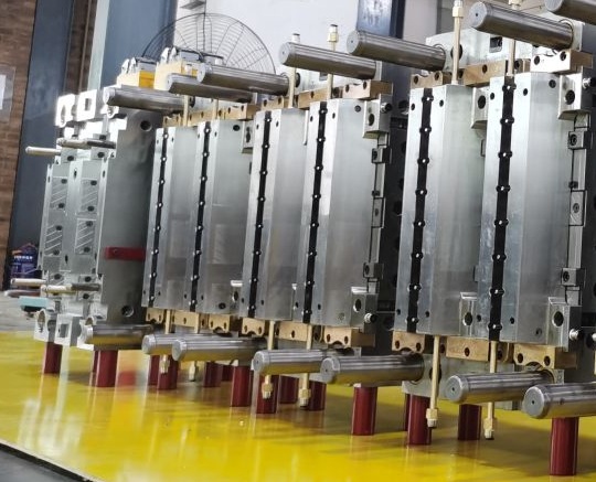 CNC подвергал пластиковые автозапчасти механической обработке отливает в форму с сиплым горячим бегуном