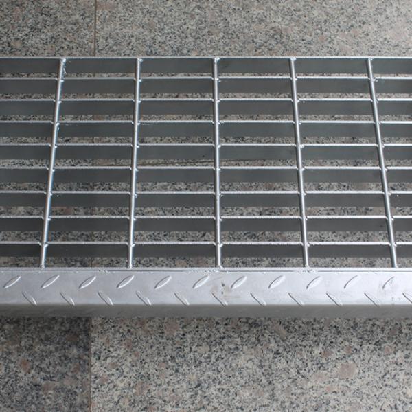 1.5mm Hot Dipped Galvanized Checker Plate Nosing Stair Treads And Walkway