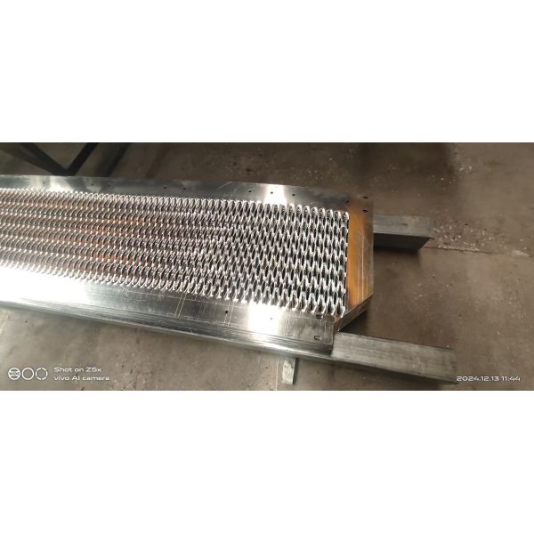 Traction Aluminum Bar Galvanized Steel Grating Stair Treads , Perforated Grip Strut Treads