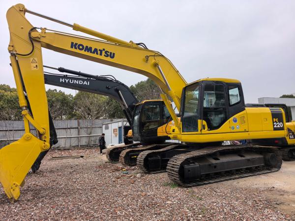 Pelle sur chenilles Komatsu PC220-7 d'occasion d'origine