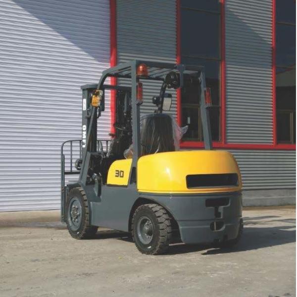 3 Ton Diesel Forklift with Japan C240 S4s Engine and Euro II/III/IV Emission Standard