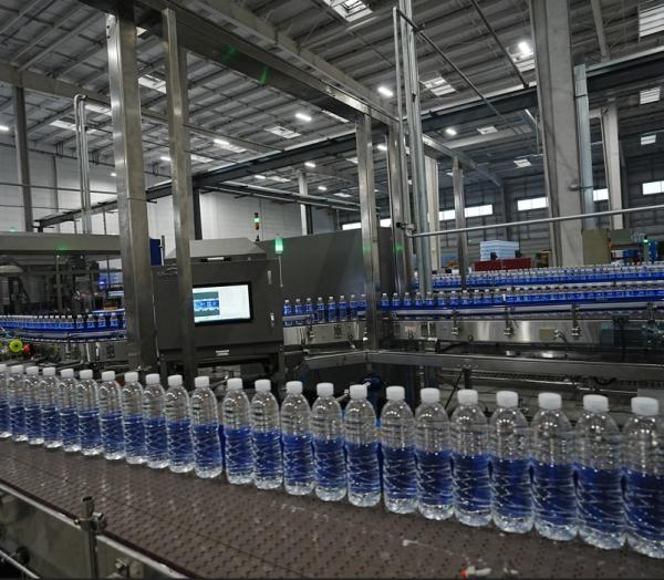 42,000 BPH のボトル水生産のためのボトル蓄積バッファシステム