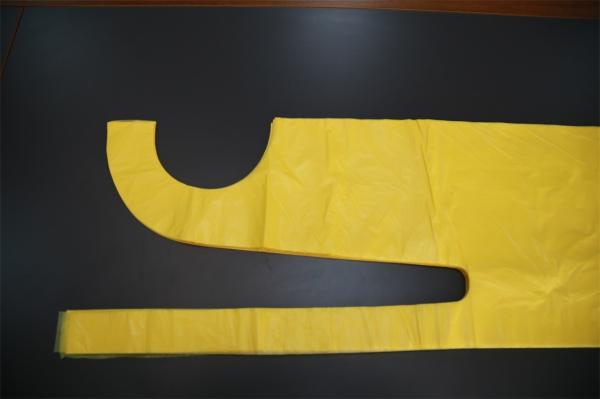 Yellow Disposable Apron , Disposable Plastic Smocks For Haircut Or Home Cleaning