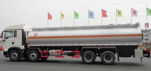 8x4 12 Wheels 20000L to 35000L HOWO Oil Tank Truck / Fuel Tanker Truck for sale