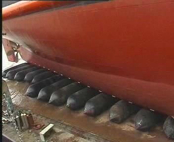Marine ship launching airbags made of natural rubber according to ISO14409