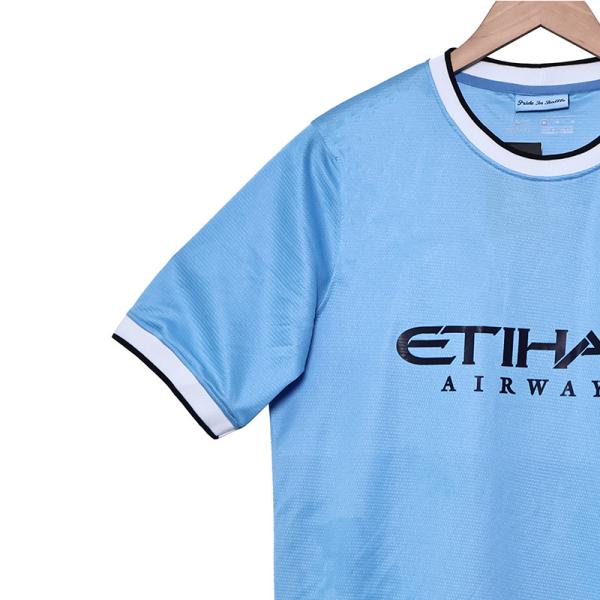 Manchester City 2013 Retro Home Fan Edition Jersey rend hommage à la nouvelle ère de la Premier League