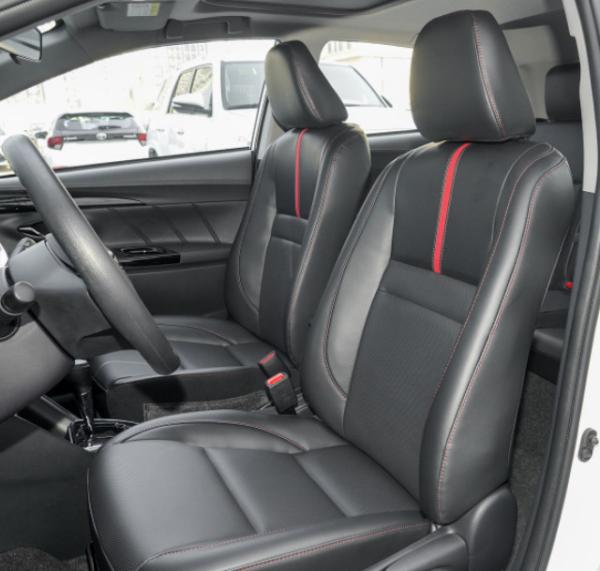 Toyota Yaris L cruzamento 2022 do carro com porta traseira dos assentos da porta 5 da versão 5 de X 1.5L CVT Zungui