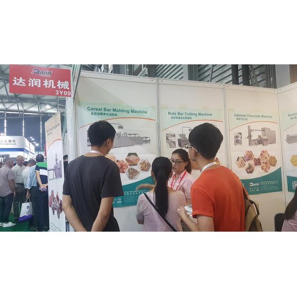 Barra de café da manhã, barra de chocolate, barra de porca da passa que faz a máquina