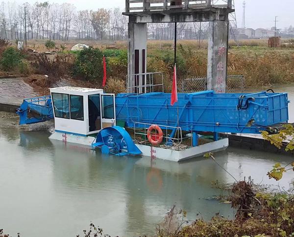1.8 M Cutting Width Propeller Driven 75 KW Power Mowing Boat At 4-5 Km/h Speed