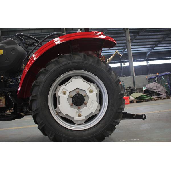 Маленький трактор 4WD идеально подходит для небольших садов