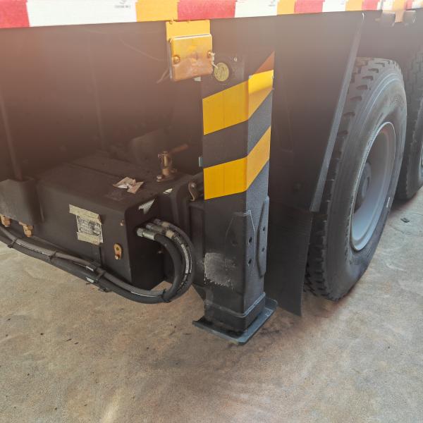 Shacman F3000 Truck With XCMG GSQZ860 32ton Folding Crane