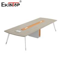 Tabela de conferências de estilo moderno com pernas de metal