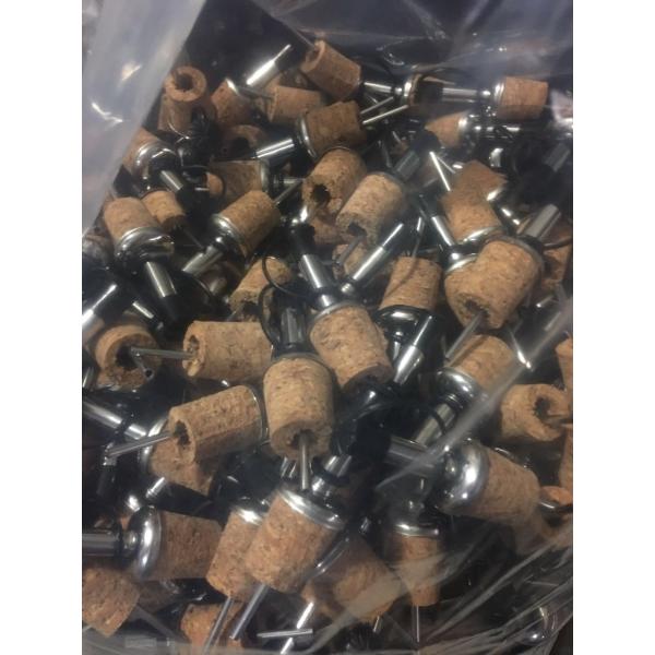 2017 Wholesale Stainless Steel Liquid Pourer for Olive Oil Wine with Plastic Cap, Good Quality and Competitive Price