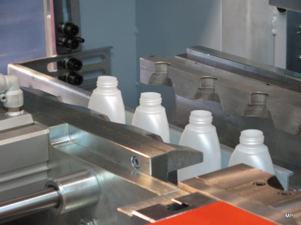 lotion bottle 2 layer HDPE Blow Molding Machine with defleshing system