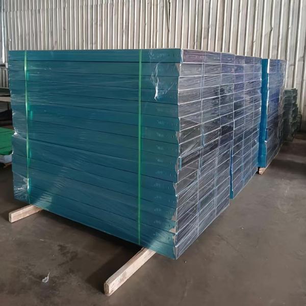 En el interior y en el exterior de aluminio de cable de bandeja montado en la pared para el cable de enrutamiento y gestión