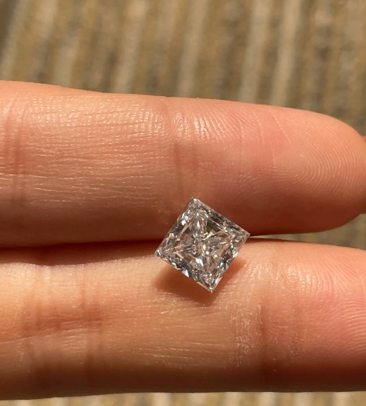 1Une bague de fiançailles en or blanc et rose