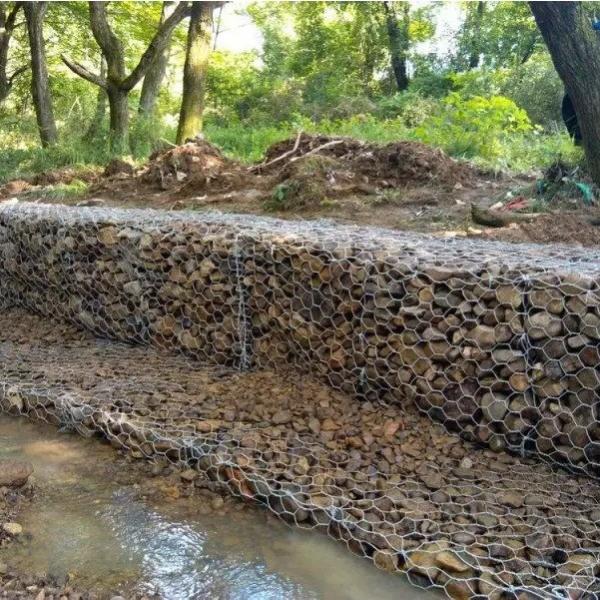 Construção de parede de retenção e rio Caixa de pedra com acabamento galvanizado mergulhado a quente