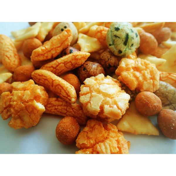 Горячая шутиха риса продажи с покрытыми закусками зерна арахиса японскими смешала шутих риса Senbei