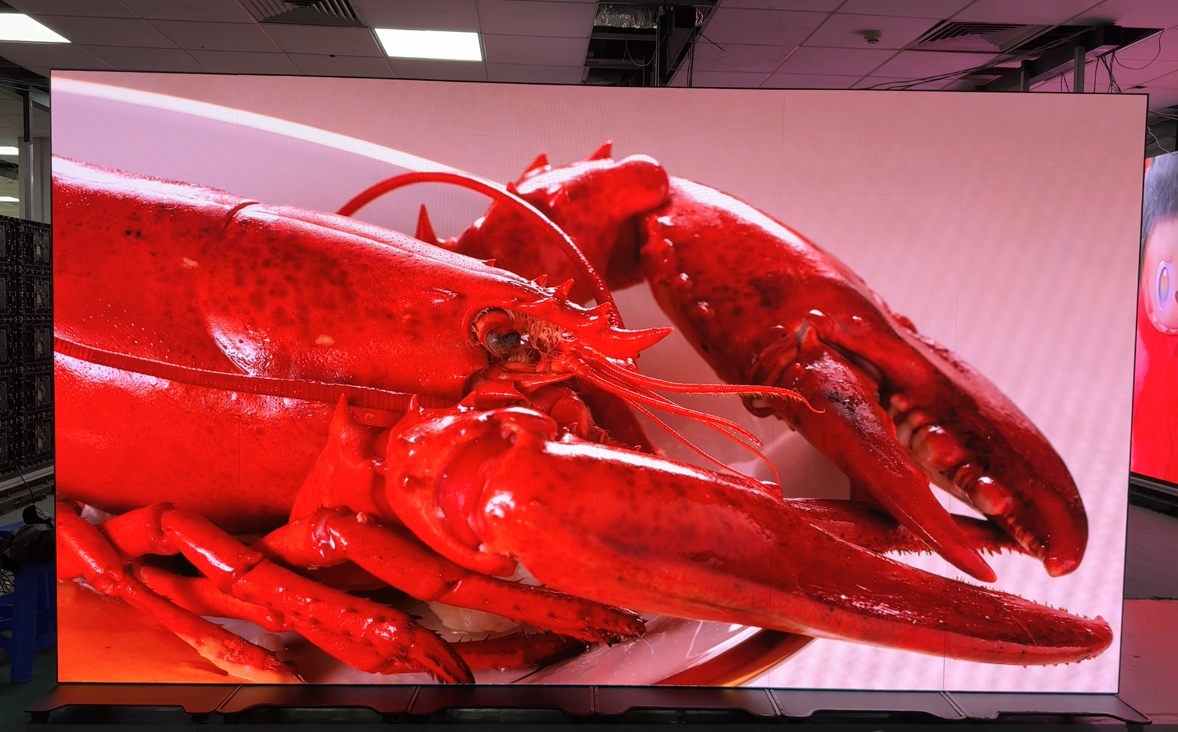 COB LED Poster Display with Flip Chip on Board Technology, 16-bit Processing, and Front Service Maintenance for Indoor Advertising