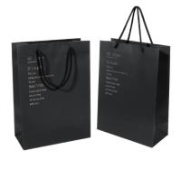 Sac cadeau en carton noir imprimé pour les achats