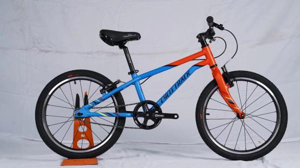 Bicicleta Junior 20er com estrutura de alumínio, freio em V e 7,5 kg de peso