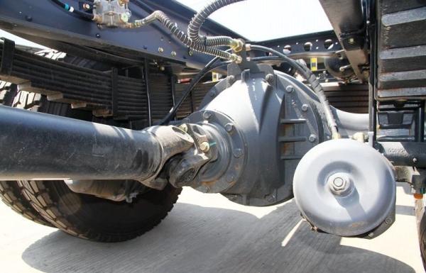 6x2 210hp Cargo Van Truck ISDe 210 30 Cummins Engine DC7J100TA Gearbox