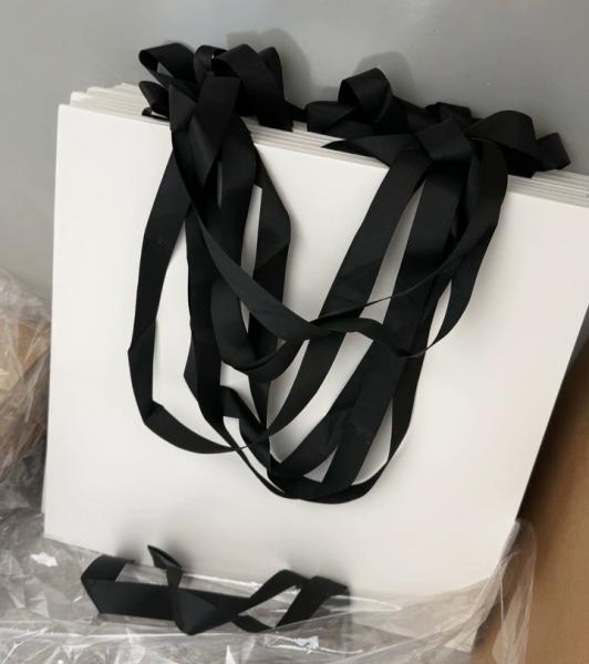 Sacs en papier kraft blanc imprimés sur mesure avec poignées de corde pour les boutiques