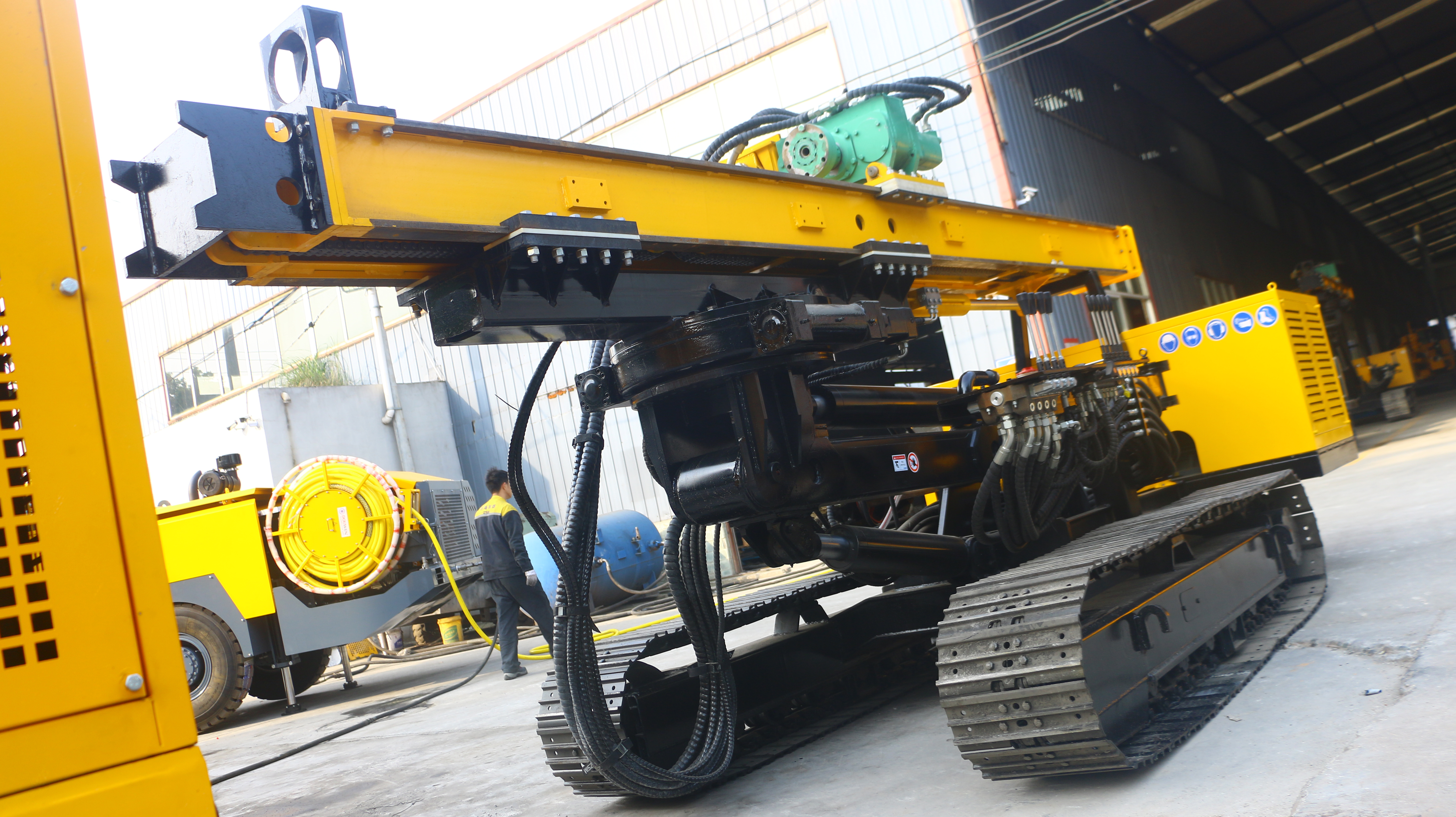 Каменная анкерная буровая установка Crawler Type Drilling Rig, используемая для строительства фундаментов ямы