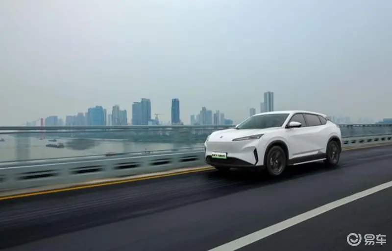 S - 01 Midium EV SUV DongFeng New Energy Electric Vehicle 4670 X 1900 X 1613MM 445KM