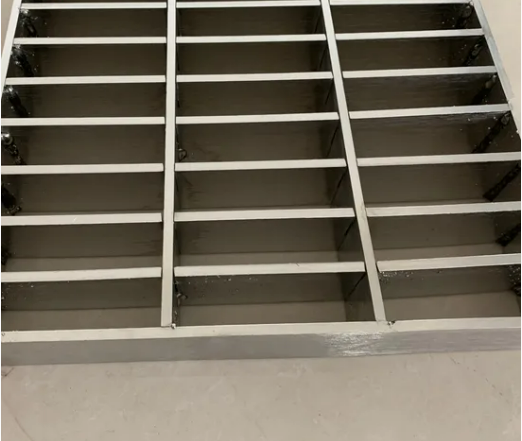 Hot Dipped Galvanized Heavy Duty Steel Grating Corrosion Resistant Drain Grate for Sewers and Driveways